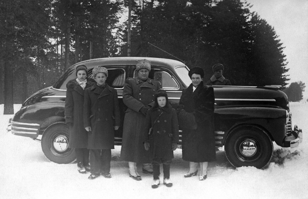 Семейство Носаковых у Chevrolet Fleetline 1942 модельного года, на шасси М-20 «Победа». Слева направо, Элеонора, Володя, Никита Васильевич, Коля, Евфалия Алексеевна. За капотом — водитель Шаламов.
