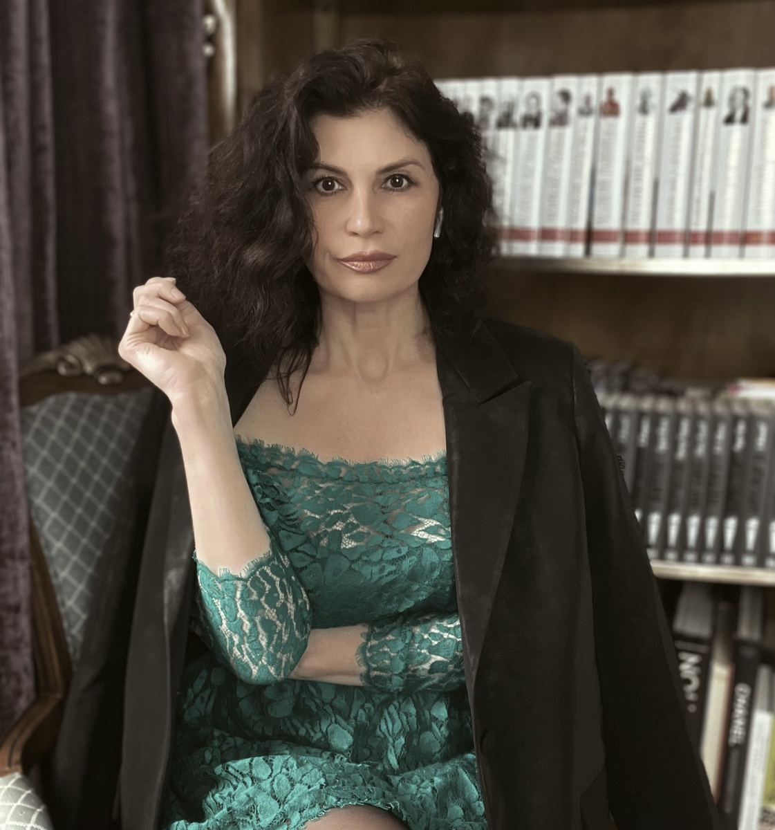 Измена – сильнейшее потрясение для психики. Не отреагированные чувства, заметенные «под ковер» только усугубляют травму. Человек может обмануть других и даже убедить себя, но не обманет бессознательное и тело. Тогда тело будет плакать и страдать, чтобы достучаться до человека