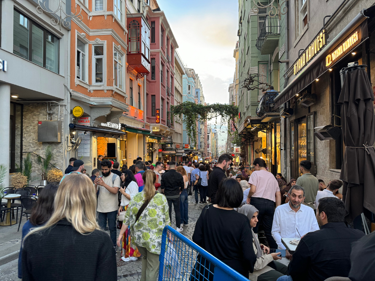 Кафе вдоль улицы у Галатской башни 