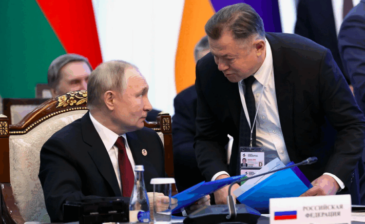    Владимир Путин и Сергей Глазьев, 2022 год / kremlin.ru