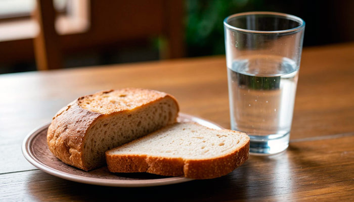 В этот день лучше ограничиться хлебом и водой. А если вообще не есть в Страстную пятницу, все грехи простятся (но это не точно). Фото: shedevrum.ai