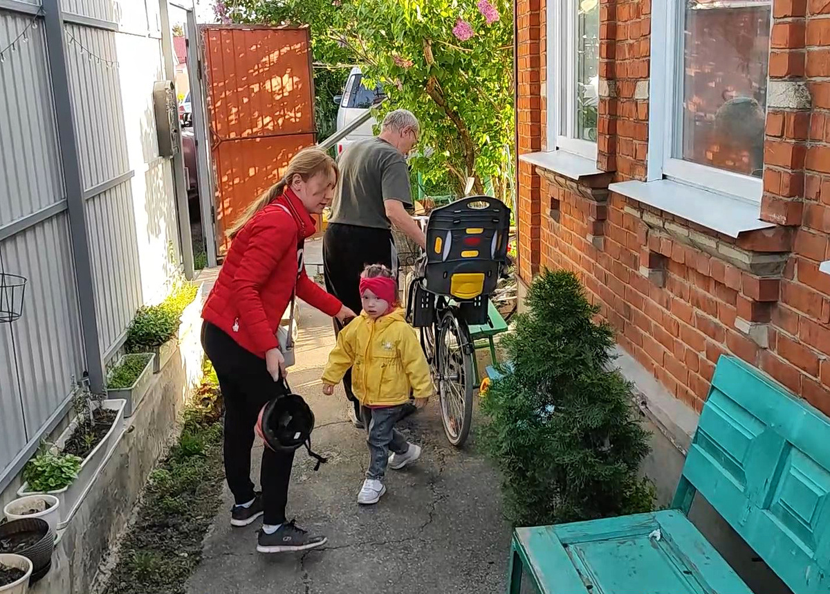 папа помогает