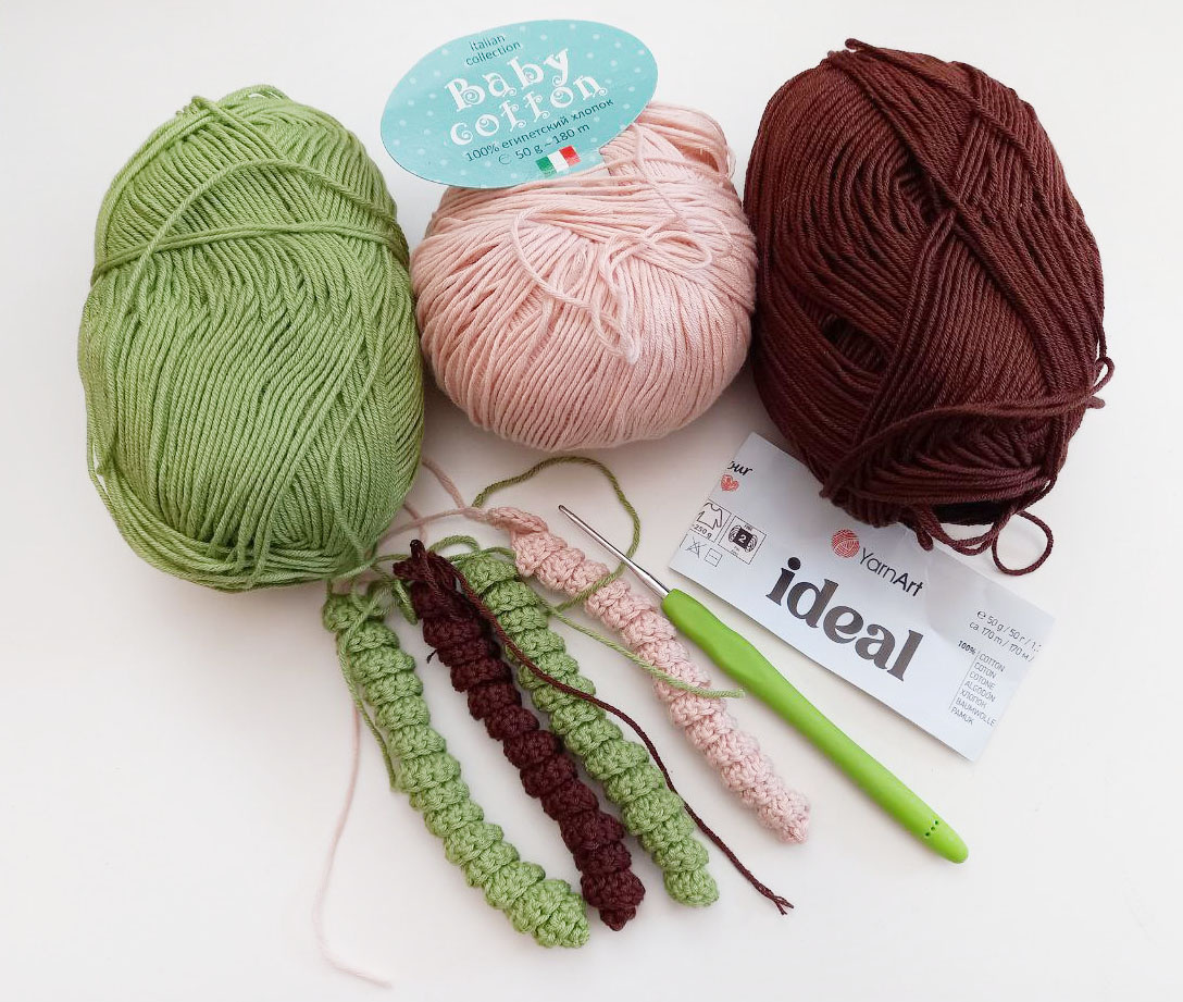 Пряжа для Медвежонка и готовые пружинки.