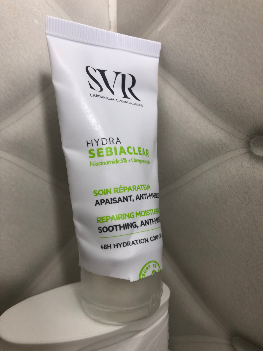 Чуть было не выбросили мой тюбик, простите!Стандартная упаковка 40 мл.Очень маленький объем для такого крема.Он незаменим когда вы на ретиноидах или восстанавливаете кожу после процедур!Хлипкая крышка, но за время использования не отвалилась.