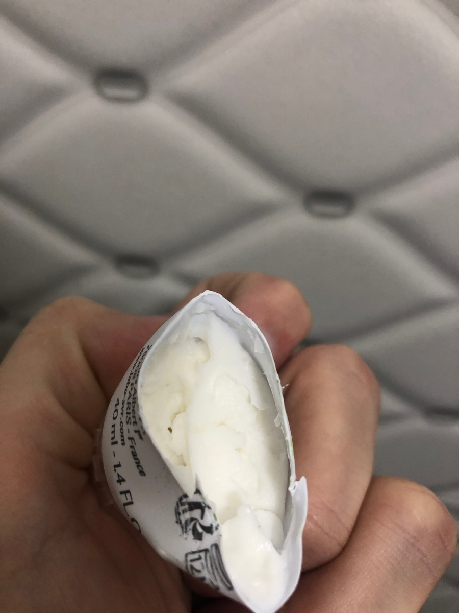 Крем прямо взбитый и очень много остается на дне, хотя кажется, что всё уже использовано.Не ощущается после нанесения.Есть легкий эффект матовости, но это никакого смысла не имеет если после наносить SPF