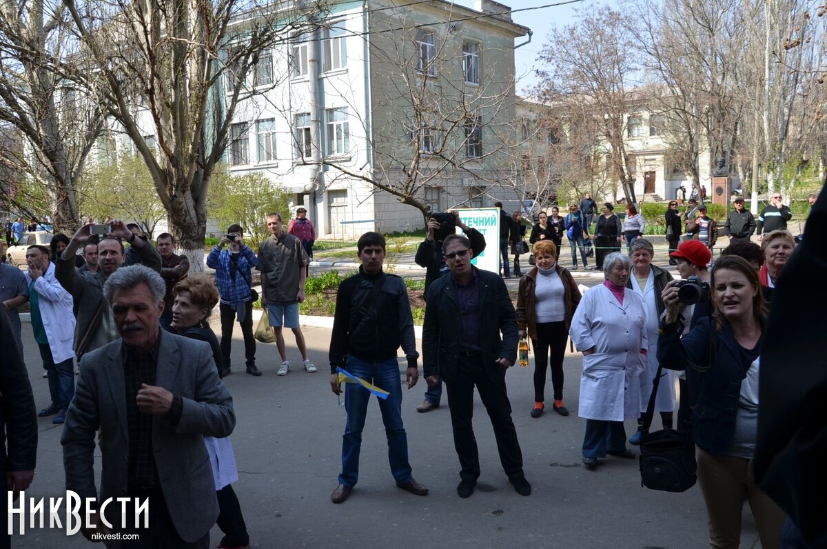 Олега Царева встречают укронацисты-правосеки, пресса, медработники