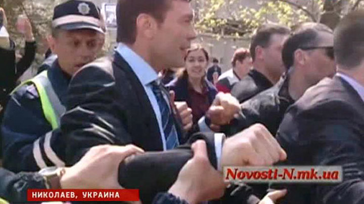 Начало драки. Царева хватают за руки