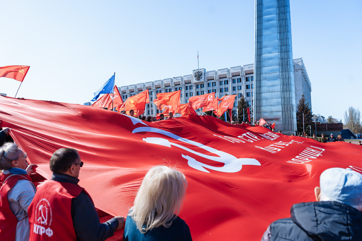 Копия Знамени Победы на Площади Славы в Самаре, 15 апреля 2025 г.