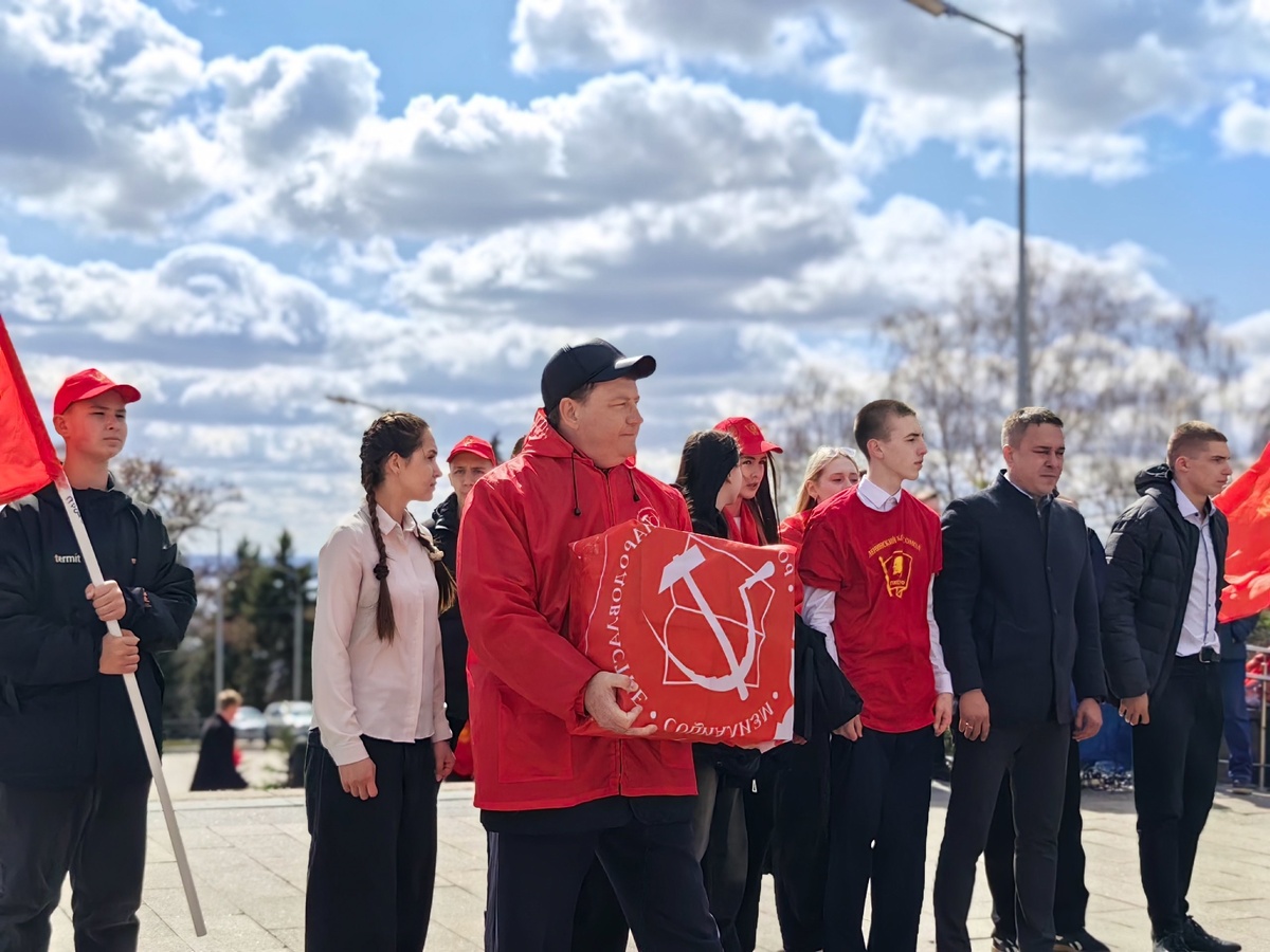 Вручение копии Знамени Победы Первому секретарю Самарского ОК КПРФ Алексею Лескину в Ульяновске