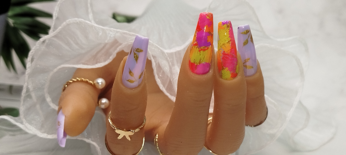 Всем привет! Сегодня хочу напомнить как выполняется давно забытый дизайн с неоновыми пигментами и акриловой краской. Сам дизайн что-то подобие эффекта кракилюра. Его я видела на канале Юлии Билей. Впереди лето, хочется ярких ноготков. Наверняка у многих эти пигменты завалялись, так давайте доставайте их скорее и начнем творить.