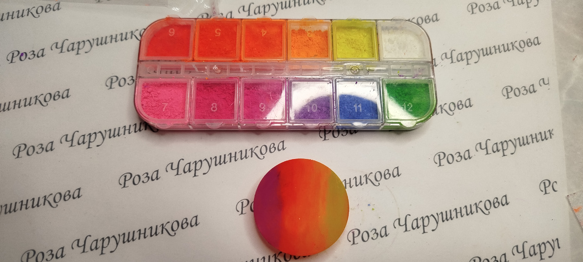 Шаг 1. На старый силиконовый штамп кисточкой нанесите пигменты. Цвета можете наность любые, но переход должен быть плавным.