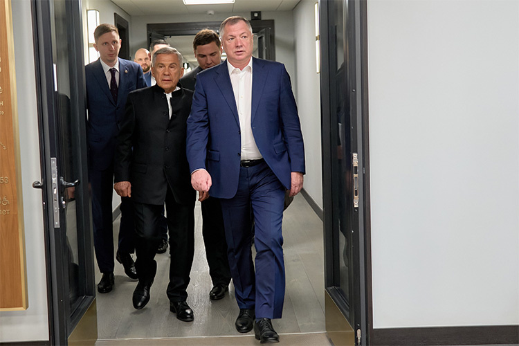    До начала международного экономического форума «Россия – исламский мир: KazanForum» остался один месяц, идет финальная стадия подготовки мероприятия. Сегодня Рустам Минниханов и Марат Хуснуллин провели заседание оргкомитета форума.   
Фото: rais.tatarstan.ru