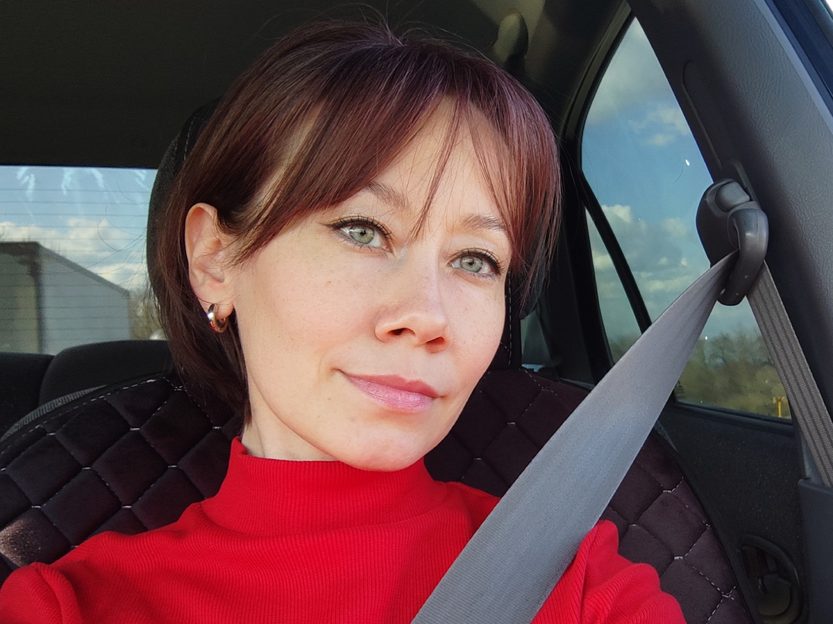 Издалека веснушки не видно) 