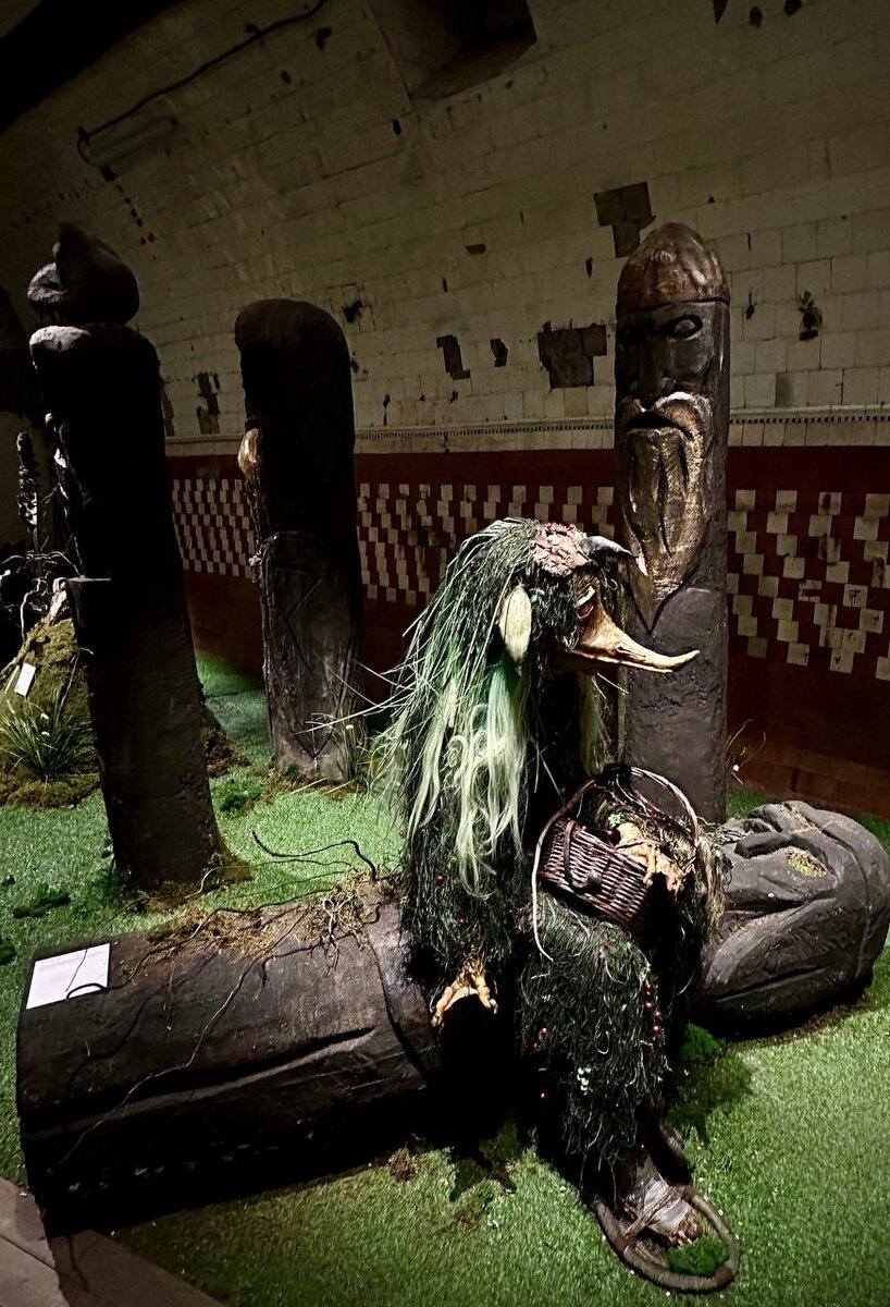 немного фотографий с выставки - Кикимора и деревянные изваяния древнерусских Богов