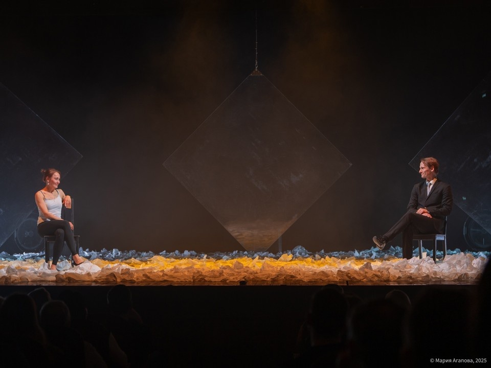    В постановке "Любовные письма" задействованы всего два актера. Фото: Мария Агапова / Мурманский областной драматический театр