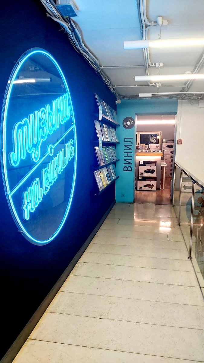 Вот он, магазинчик на 2-этаже. Ну выглядит так, как обычно и выглядит помесь лавки старьёвщика и с приличным местом).