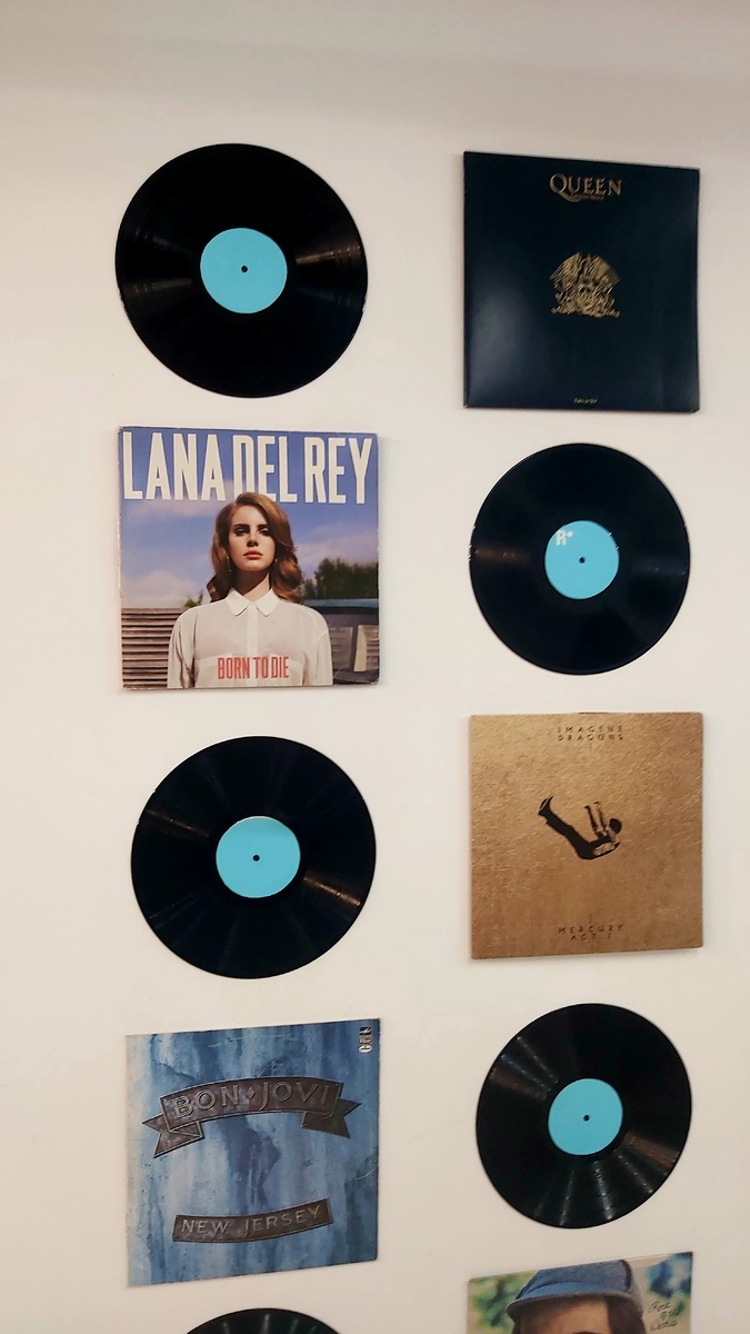 Винил, стена в магазине