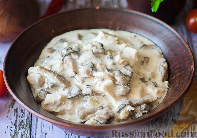 Привет, друзья! Сегодня приготовим нежнейшую курицу в сливочно-грибном соусе — блюдо, которое покоряет с первой ложки! Это идеальный вариант для ужина после тяжелого дня: просто, сытно и безумно вкусно. Готовится в одной сковороде, минимум возни — максимум удовольствия. Поехали!