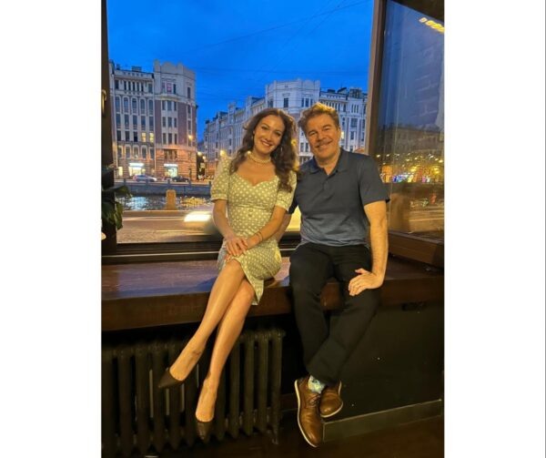 Отельер и наставник гостиничного бизнеса Алена Енова и рок-музыкант и предприниматель из Америки Дэвид Браун в Петербурге