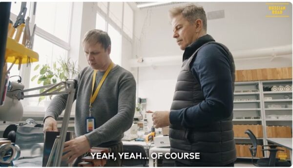 Дэвид Браун на заводе Soyuz в Туле. Фото: кадр из фильма проекта Russian Road-s