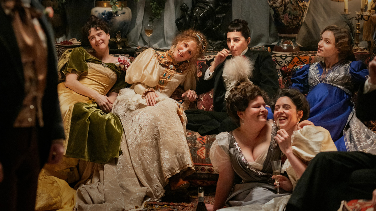 Кадр из фильма «Божественная. Сара Бернар» (2024)