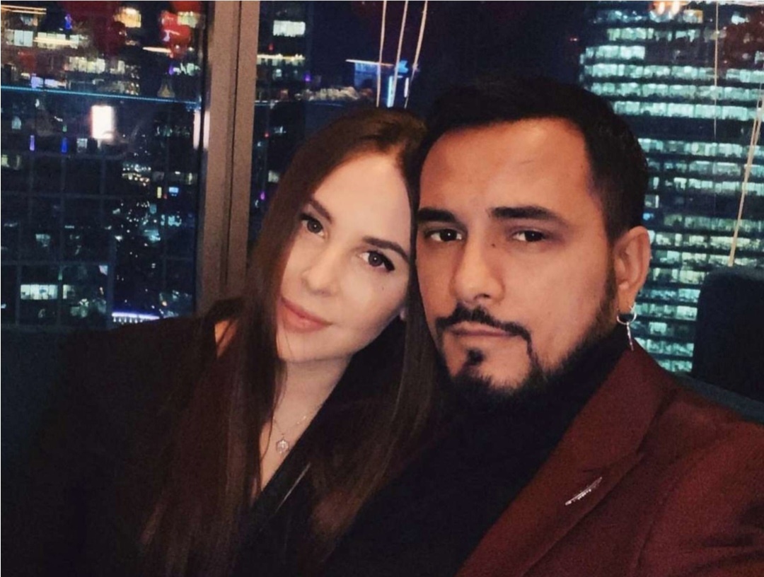 Всепрощающая жена, терпила изменщика. Но слава богу мы с вами далеко не такие тук-тук. Нам такие кадры совсем не подходят. Пусть с женами решают свои проблемы без нас