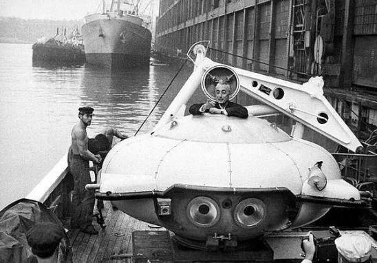 Жак-Ив Кусто на борту своего батискафа «Калипсо» в гавани Нью-Йорка. 1959 г