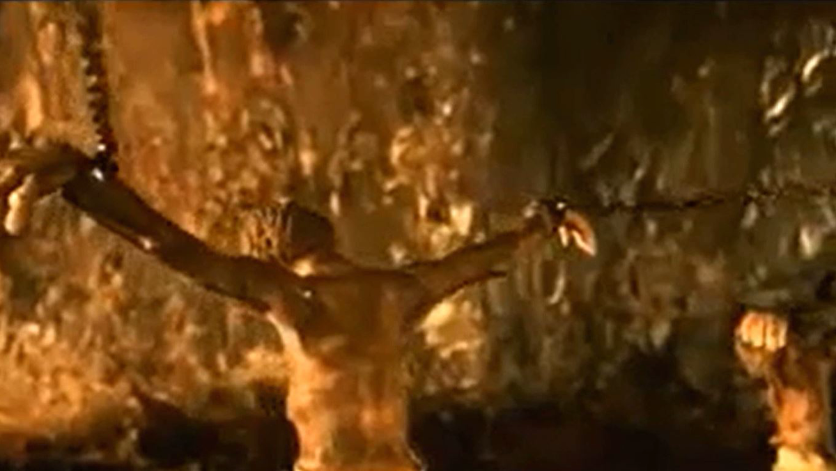 Люди внутри пещеры сидят прикованными цепями лицом к стене