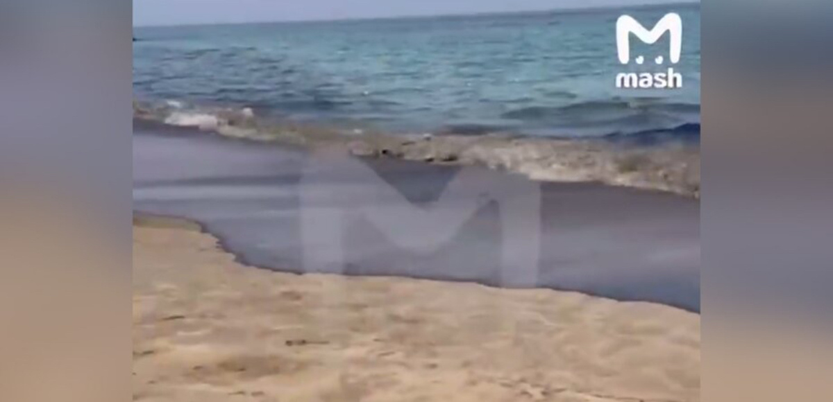    На берегах Фуджейры ОАЭ произошел разлив нефти. Туристы жалуются на недомогания