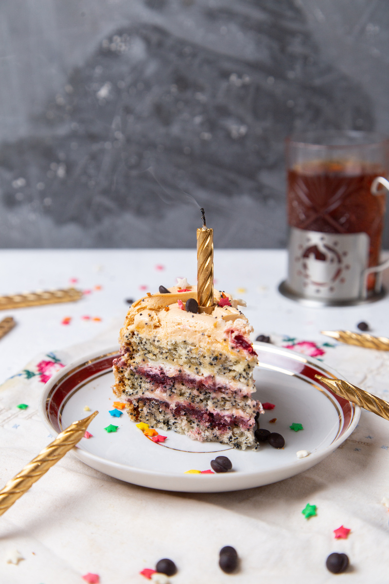 https://ru.freepik.com/free-photo/front-view-cake-slice-inside-plate-with-candle-tea-little-star-signs-light-surface_9482417.htm#fromView=search&page=1&position=6&uuid=0bef4a6d-8034-4405-91b3-9d1b3d8477a5&query=%D1%82%D0%BE%D1%80%D1%82%D0%B8%D0%BA