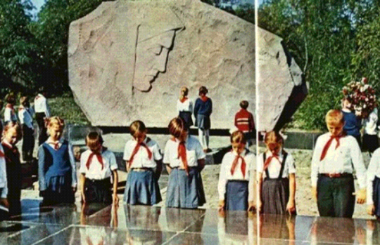 Вечный огонь .памятник скорбящая мать 1985г