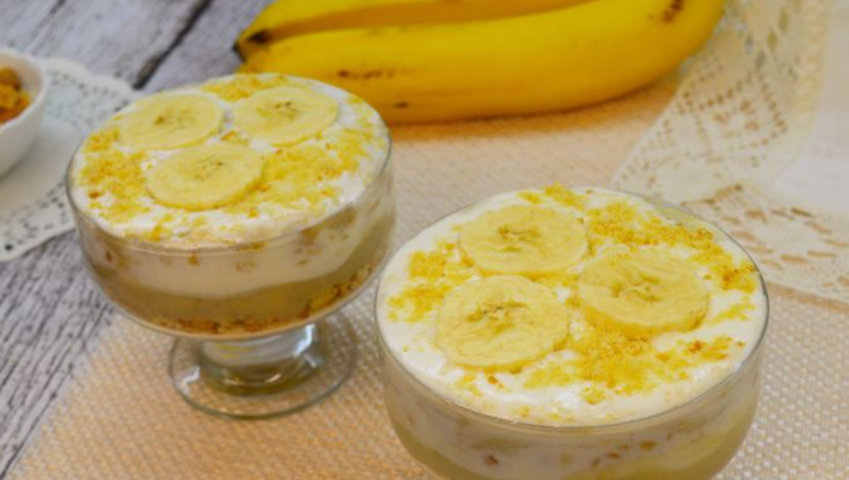 Привет, друзья! Сегодня приготовим идеальную панна-котту — шелковистый итальянский десерт, который тает во рту. А карамелизированные бананы добавят ему теплые нотки и приятную текстуру. Это проще, чем кажется — никаких сложных техник, только удовольствие!