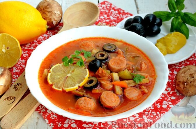 ветчина, сосиски, шампиньоны, огурцы солёные, соус томатный, маслины, морковь, лук репчатый, лавровый лист, соль, перец чёрный молотый, лимон, зелень петрушки, масло растительное