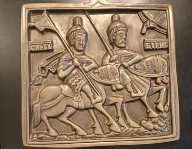 Иконка Святые Борис и Глеб, XV век. Размер 4,8х4,4 см. Экспонат Государственного исторического музея.