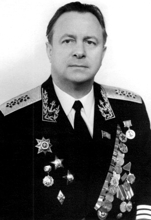 Адмирал Владимир Алексеевич Леоненков, с июня 1966 по август 1968 года командир 21-й брплк