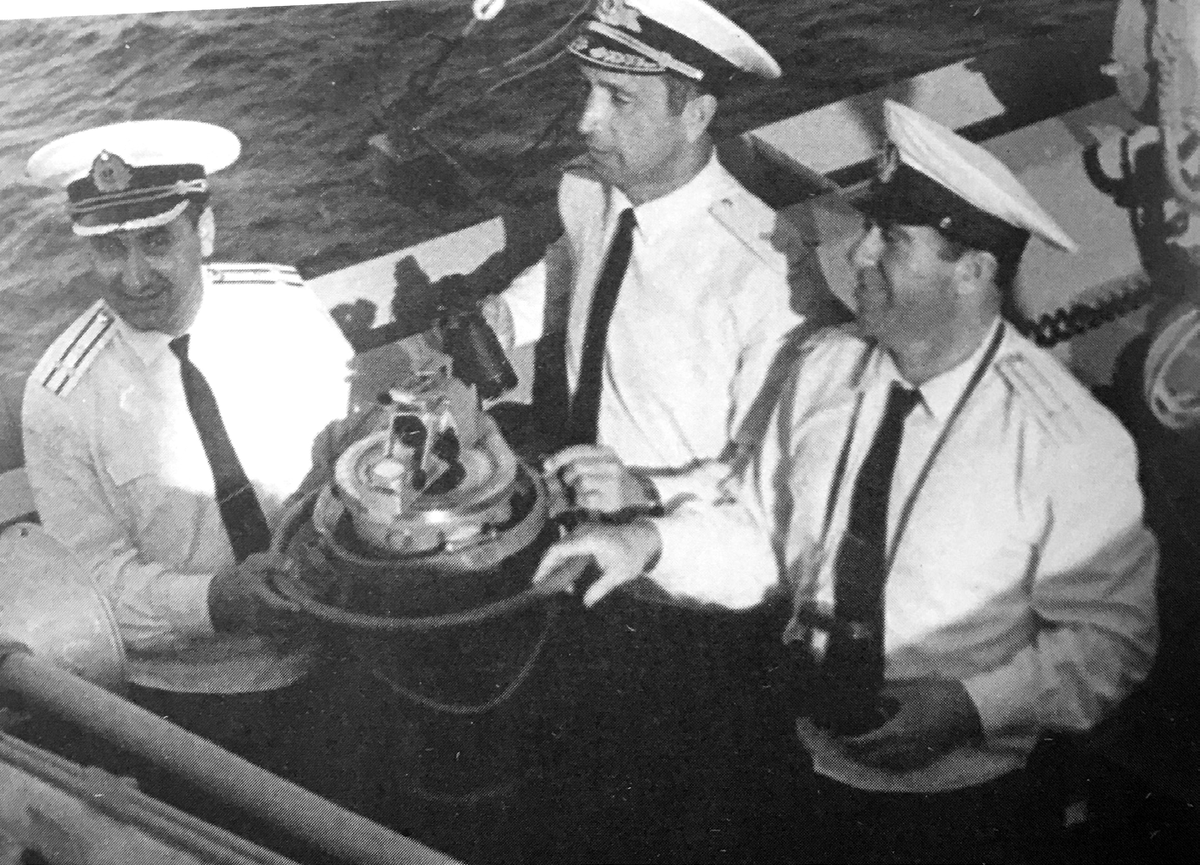 На ходовом мостике пкр «Москва» командир 21-й брплк капитан 1 ранга В.Х. Саакян,
заместитель Командующего авиацией ЧФ генерал-майор В.И. Воронов,
заместитель командира 78-го окплвп подполковник Г.Н. Мдивани