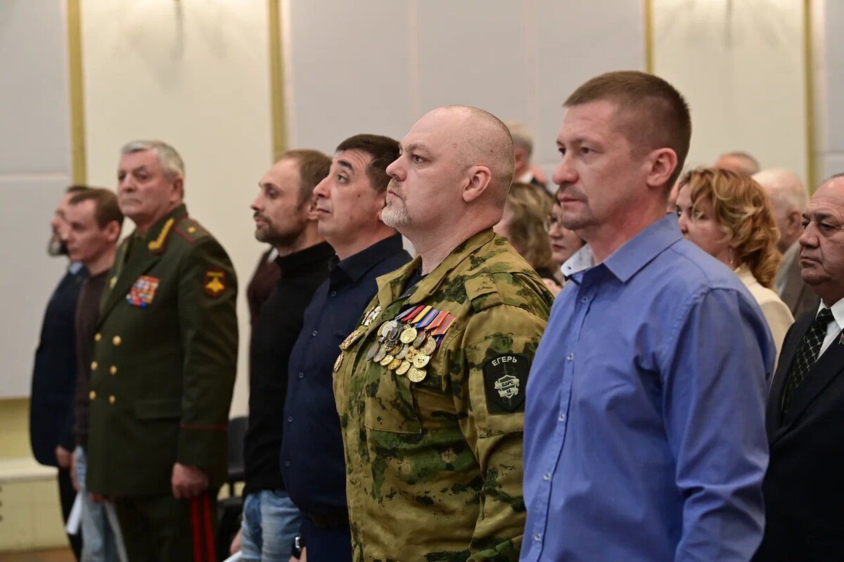    Ветеран СВО Александр Пожарский (в форме). Фото: "Республика" / Сергей Юдин