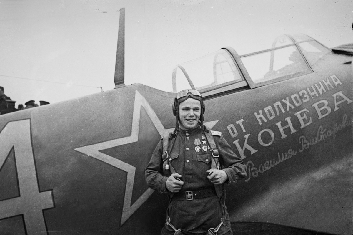 Летчик-ас Иван Кожедуб у истребителя, подаренного колхозником Василием Коневым./Иван Шагин/ТАСС