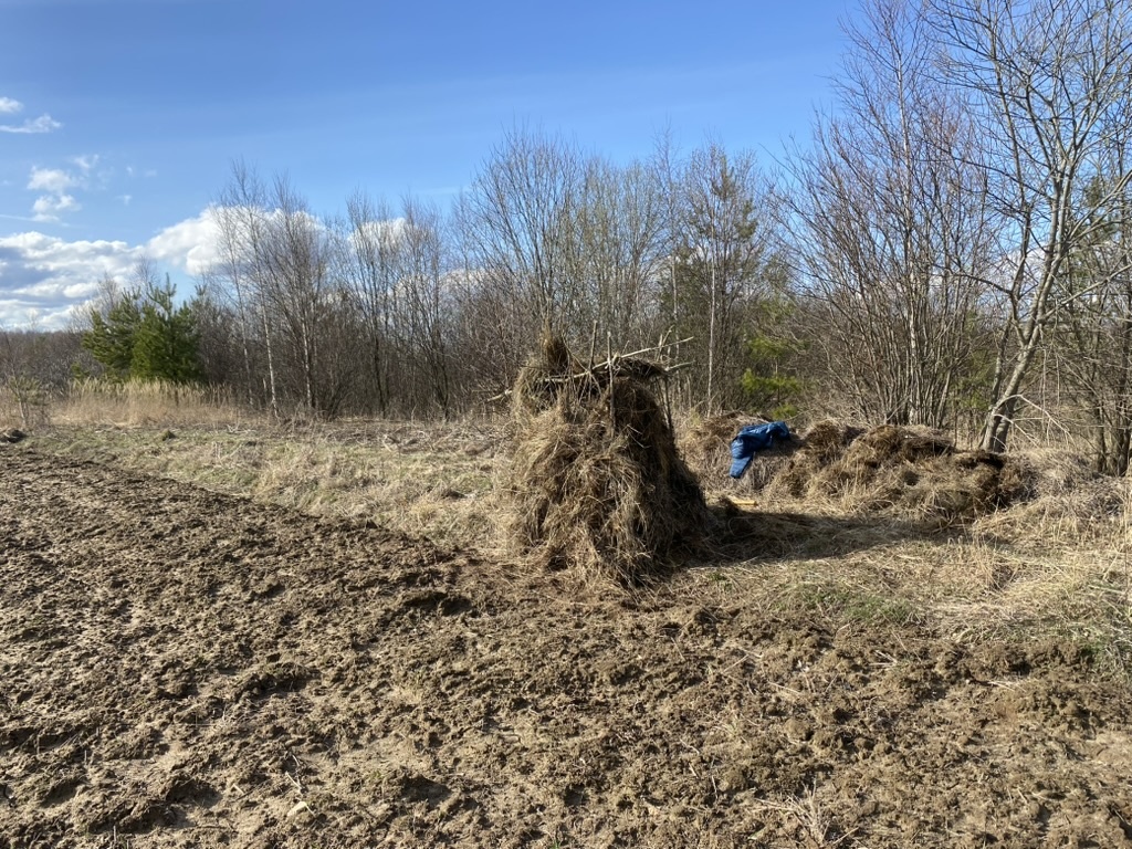 Шалаш с использованием прошлогоднего сена