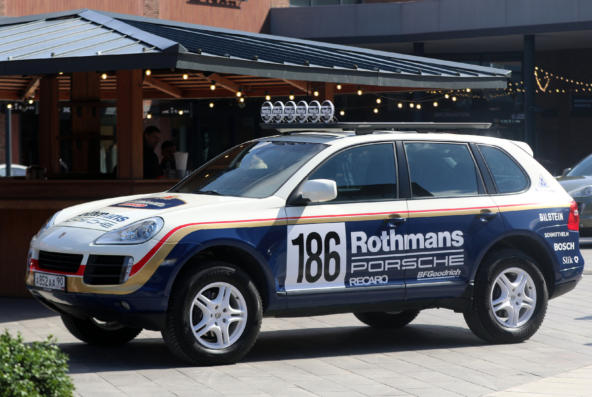 Cayenne Diesel в раллийной ливрее. В духе того времени, когда еще можно было рекламировать сигареты - "Rothmans Porsche Rally Team"