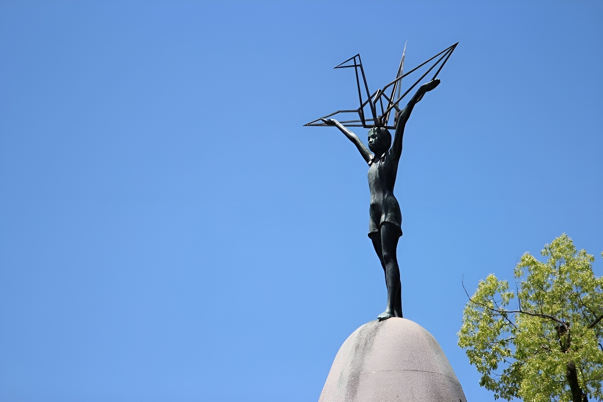 Детский памятник мира. Установлен в память о девочке Садако Сасаки и тысячах детей, пострадавших во время атомной бомбардировки Хиросимы/фото: Pixabay