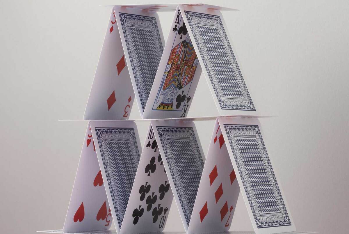 Пирамиды ассоциируются с вечностью, но финансовые пирамиды больше похожи на карточный домик.