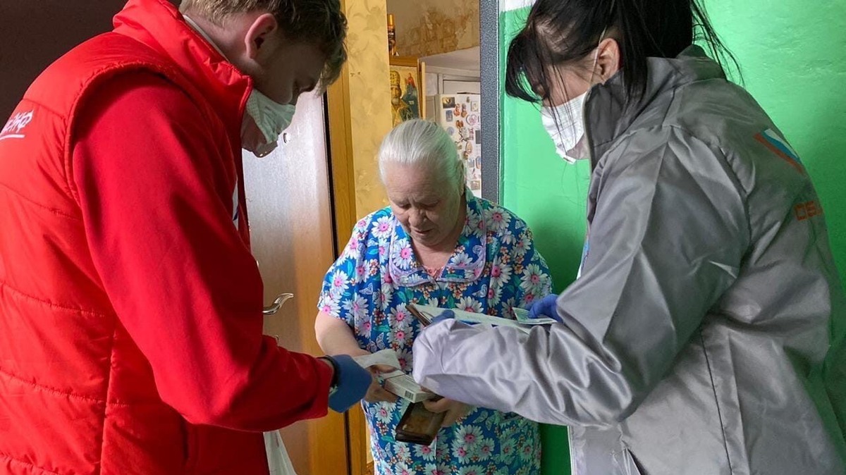    Перчатки и маски обязательны: волонтёры привезли заказ пожилой женщине. Фото: Сообщество VK «Ассоциация Добро.рф»