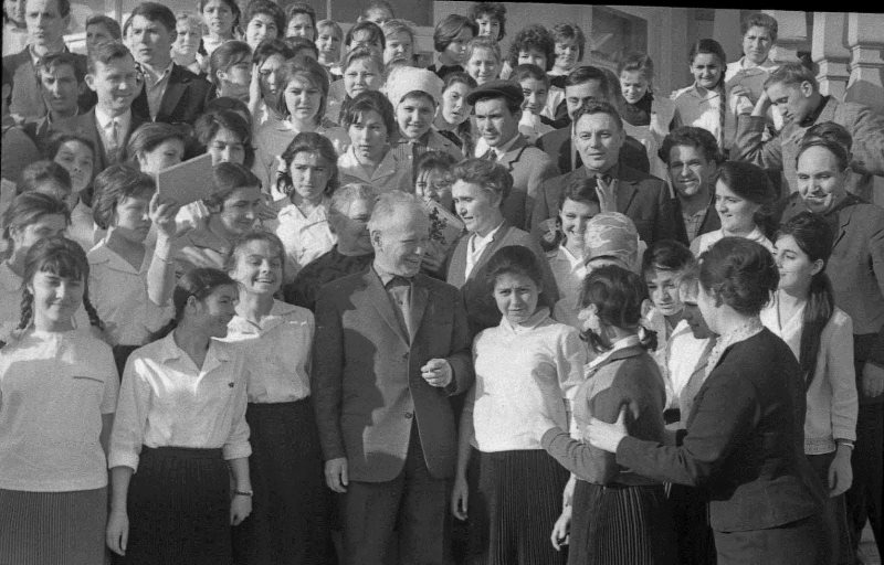 Встреча М.А. Шолохова с молодежью Дона. станица Вёшенская. 1965 год, апрель. Фотограф неизвестен