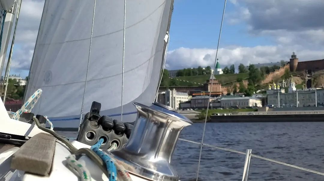Вид на кремль из под крена на яхте Магна