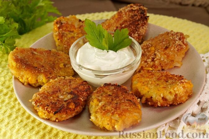 кукуруза консервированная, капуста белокочанная, крупа манная, яйца, молоко, масло растительное, масло сливочное, сухари панировочные, сметана, соль, перец чёрный молотый