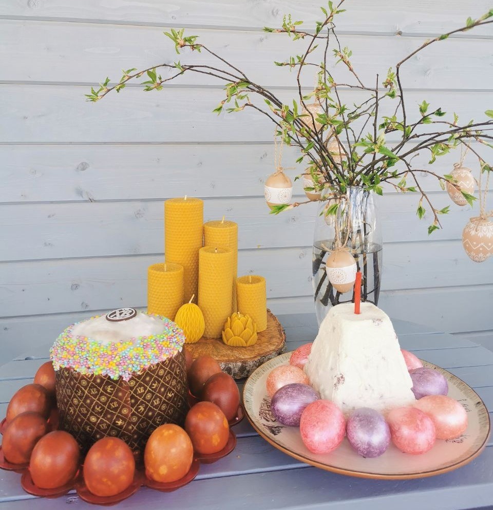 Слева яйца покрашены луковой шелухой, справа - красителями