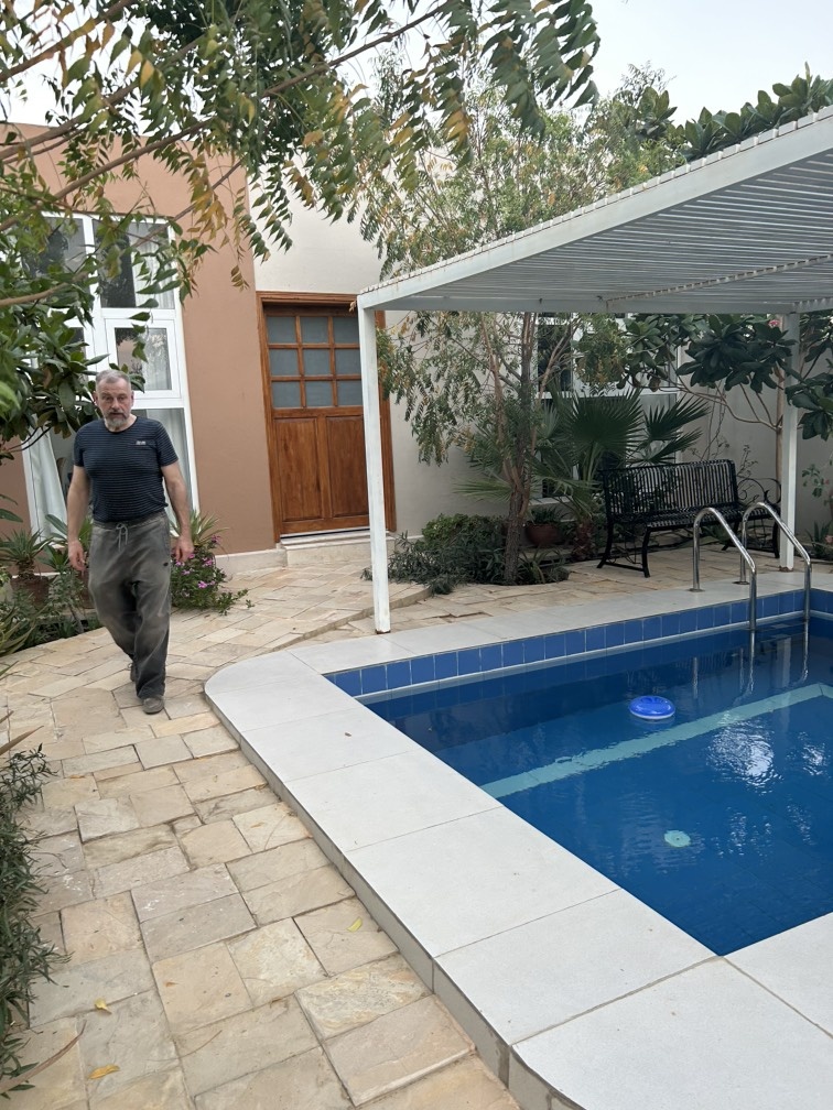 Этот оазис находится чуть вдали от города практически в пустыне. Слегка ошалевший от жары муж попадёт в бассейн чуть позже. 