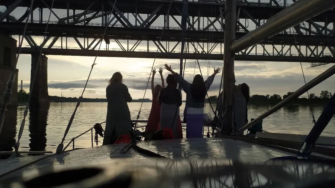 Девчонки радуются мостам и загадывают желание)