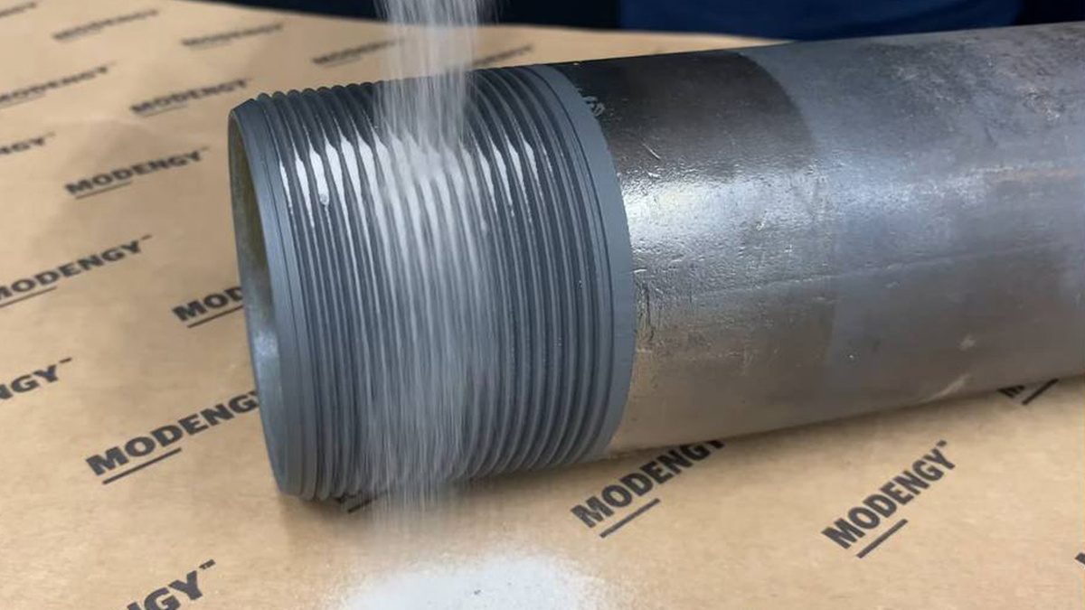 Фото 2. Сухая смазка для резьбовых соединений MODENGY. Песок не налипает, скатывается с поверхности.